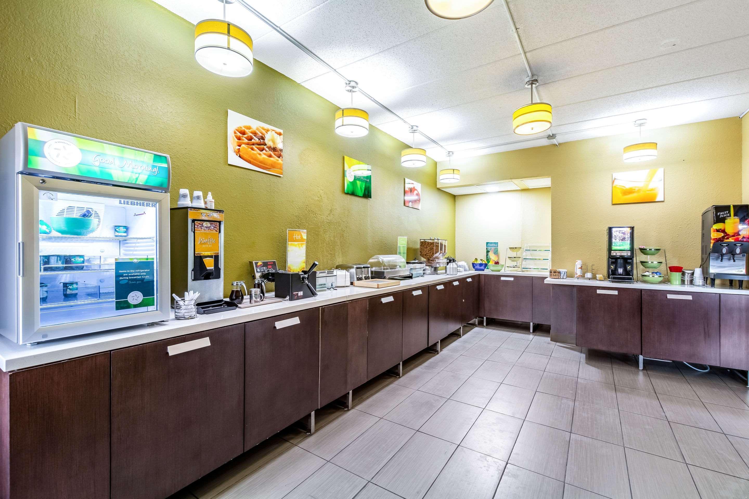Quality Inn & Suites Southport Индианаполис Экстерьер фото
